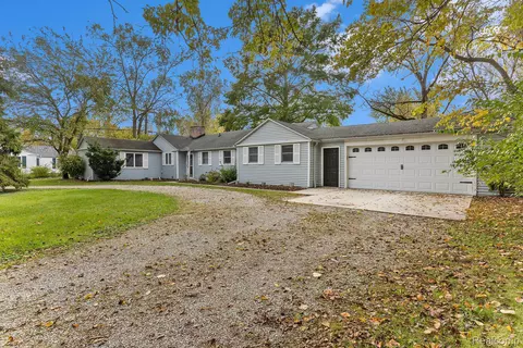 21538 Colonial Crt Ct, Grosse Ile, MI 48138
