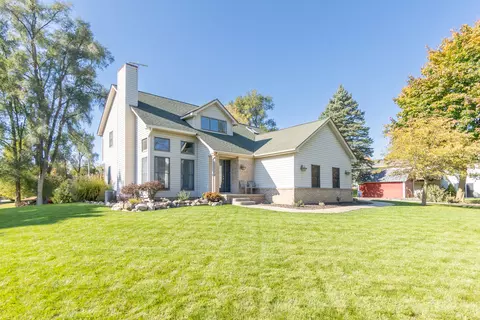 9618 Beach Park Rd, Green Oak, MI 48178