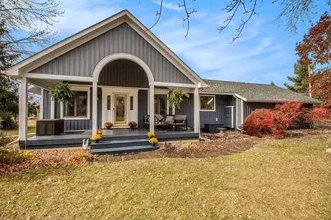3206 Dartmouth Rd, Brandon, MI 48371