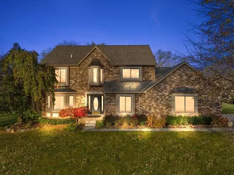 317 Silvervale Dr, Rochester Hills, MI 48309