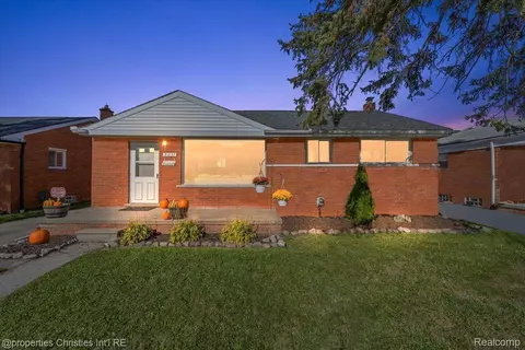 21637 Visnaw St, Saint Clair Shores, MI 48081