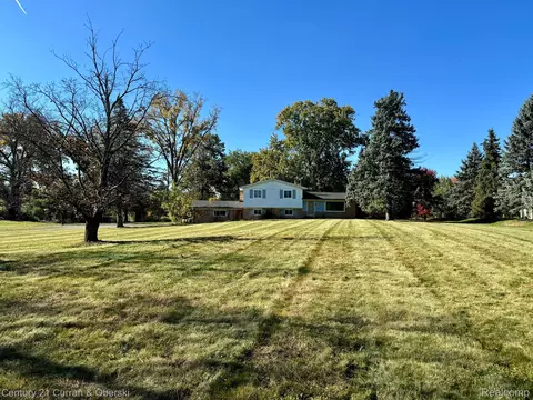 25115 Martindale Rd, South Lyon, MI 48178