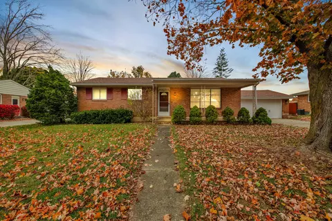 5836 Lochleven Dr, Waterford, MI 48327