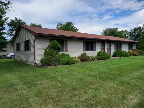 400 And 402 Garden Ln, Fowlerville, MI 48836