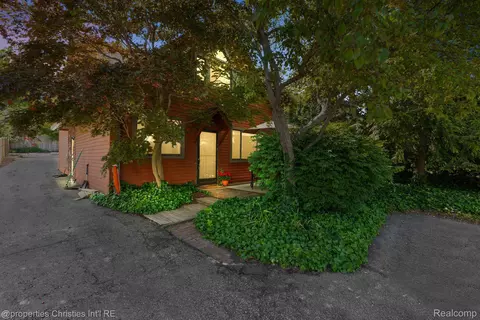 5617 Putnam Dr, West Bloomfield, MI 48323