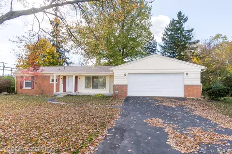 27911 Kendallwood Dr, Farmington Hills, MI 48334