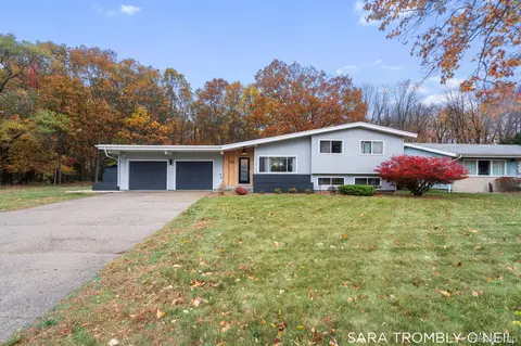 962 Seminole Rd, Norton Shores, MI 49441