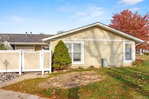 39727 Village Wood Ln, Novi, MI 48375
