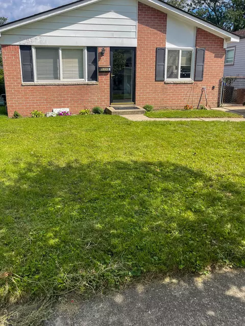 5395 Croissant St, Dearborn Heights, MI 48125