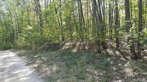 423 Mooncrest Dr, Lyon, MI 48653