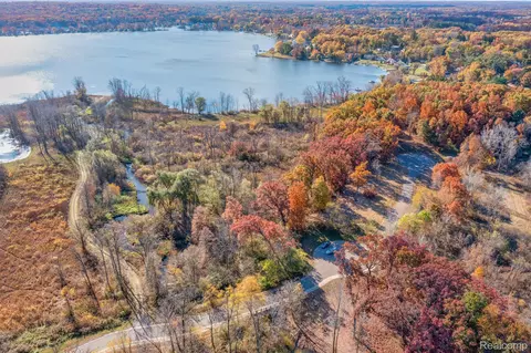 1 Venice Crt Ct, Hamburg, MI 48116