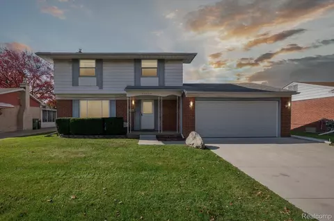 13304 Karl St, Southgate, MI 48195