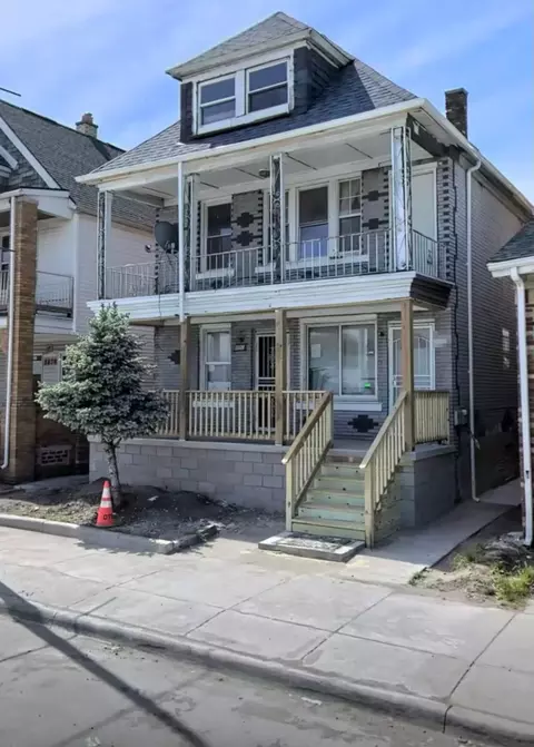 2441 Holbrook St, Hamtramck, MI 48212