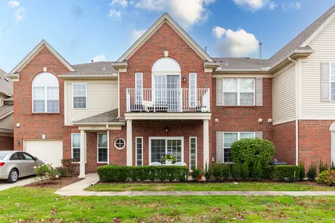 8297 Heywood Cir, Sterling Heights, MI 48312