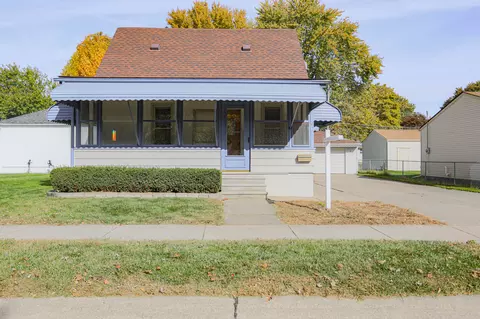 21617 Pleasant St, Saint Clair Shores, MI 48080
