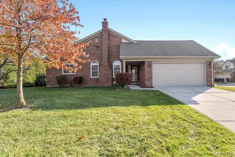 15684 Golfview Dr Ct, Riverview, MI 48193