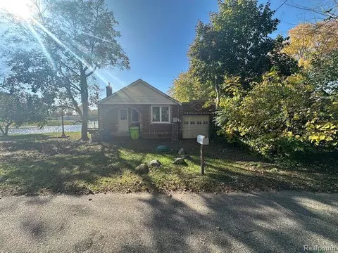 2093 Hampton St, White Lake, MI 48386