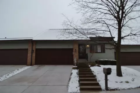 584 Oakbrook Cir, Flushing, MI 48433