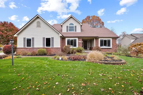 216 Maplewood Dr, Brandon, MI 48348