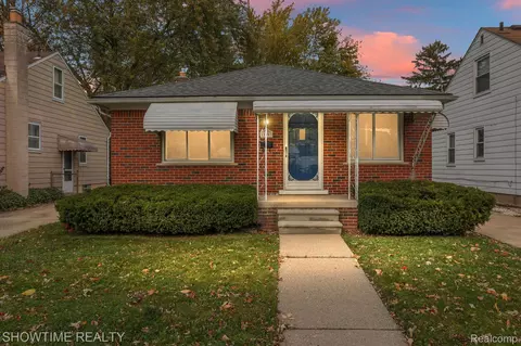 19993 Elkhart St, Harper Woods, MI 48225