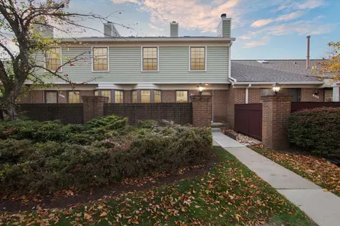 38826 Country Cir, Farmington Hills, MI 48331
