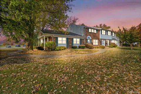 19919 Schoolhouse Crt Ct, Northville, MI 48167