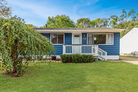 2949 Woodbury St, Commerce, MI 48390