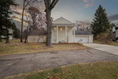 1100 Blue Heron Dr, Highland, MI 48357