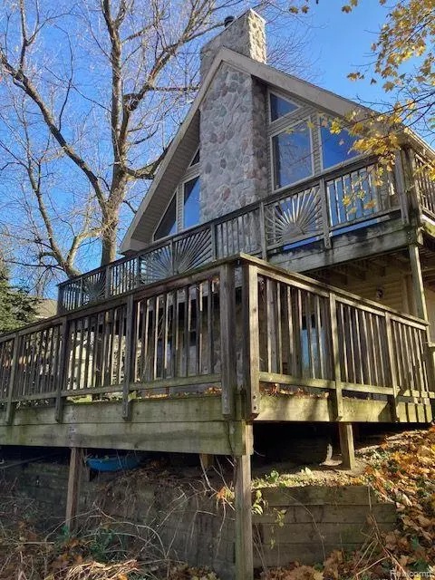 9462 Van Antwerp Rd, Brighton, MI 48116