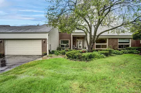 5272 Simpson Lake Rd, West Bloomfield, MI 48323