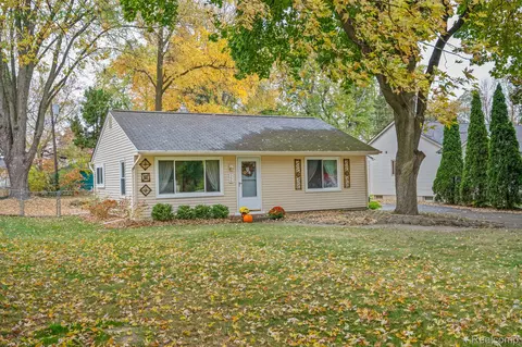 566 Bagley St, Lake Orion, MI 48362