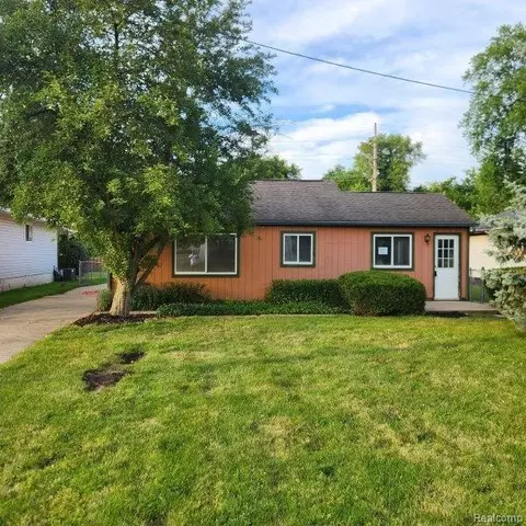 6354 Saline Dr, Waterford, MI 48329