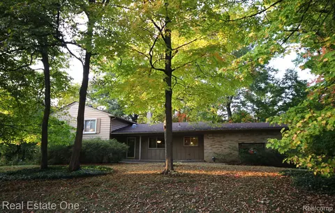 29015 Summerwood Rd, Farmington Hills, MI 48334