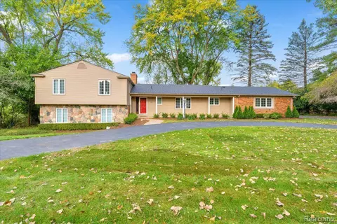 4316 Pine Tree Trl, Bloomfield, MI 48302
