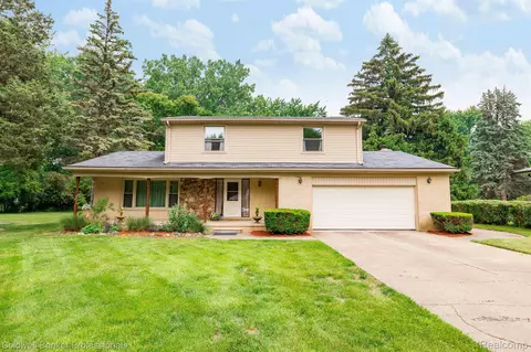 14052 Warner Crt Ct, Livonia, MI 48154