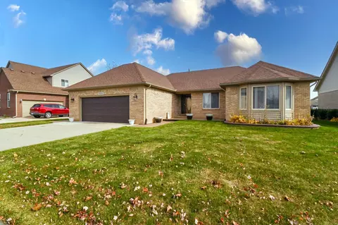 46294 Sawyer Ln, Macomb, MI 48044