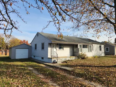4978 Maycrest Dr, Waterford, MI 48328