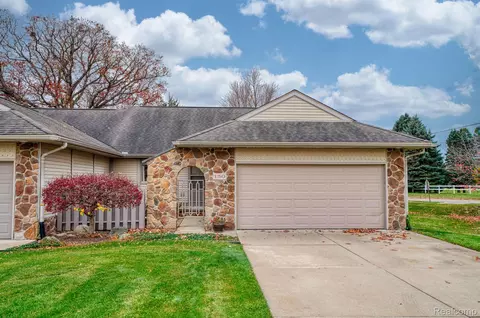 150 Addison Cir, Fowlerville, MI 48836