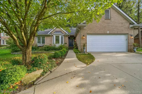 576 Bloomer Ridge Dr, Rochester, MI 48307