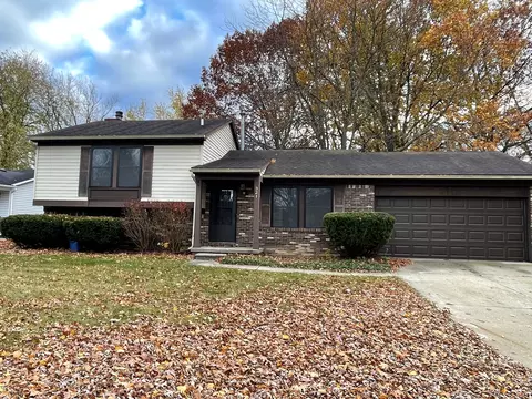 321 Tanglewood Cir, Brighton, MI 48116