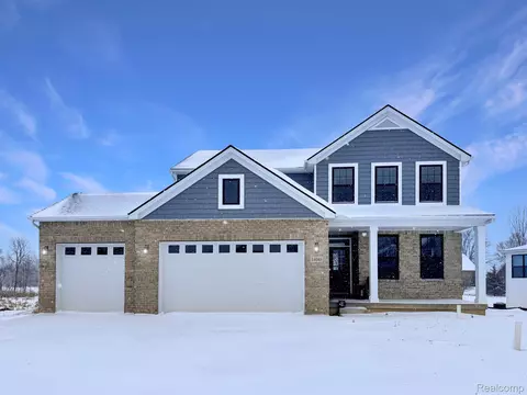 14040 Tupper Lake Dr, Fenton, MI 48451