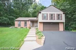 9003 Spencer Crt Ct, Brighton, MI 48116