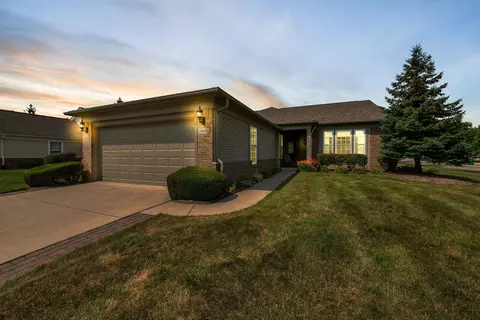 26422 St Clair Dr, Brownstown, MI 48134