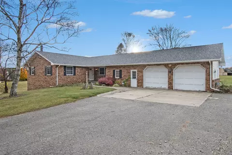 7788 Pettysville Rd, Pinckney, MI 48169