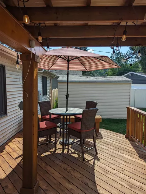 4014 Lotus Dr, Waterford, MI 48329