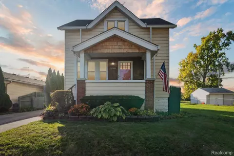 27903 Larchmont St, Saint Clair Shores, MI 48081
