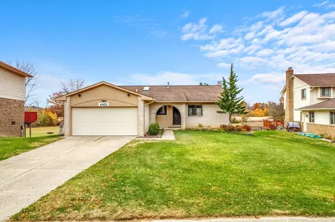 4952 Lore Dr, Waterford, MI 48329