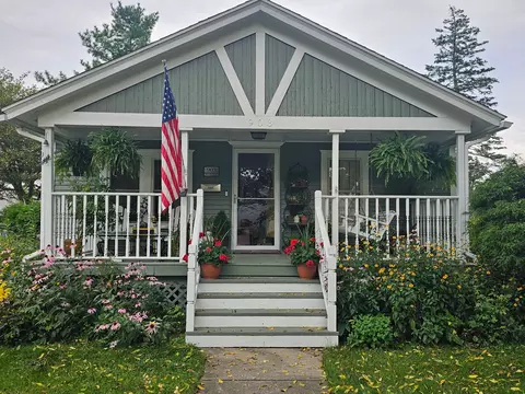 903 Dearborn St, Howell, MI 48843