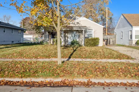 3452 Edison St, Trenton, MI 48183