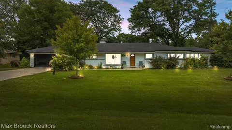 7411 N Briarcliff Knoll Dr, West Bloomfield, MI 48322